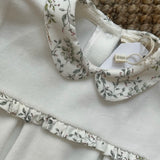 Tutina in ciniglia latte con rifiniture fiorellini SY52G