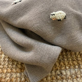 Copertina tortora unisex pura Lana Mi Lucero x LA NUVOLA LAB con pecorelle ricamate a mano I24110