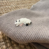 Copertina tortora unisex pura Lana Mi Lucero x LA NUVOLA LAB con pecorelle ricamate a mano I24110