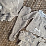 Completo spezzato moulinè beige e fiocco con colletto sangallo Dr Kid DK131