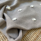 Copertina tortora unisex pura Lana Mi Lucero x LA NUVOLA LAB con pecorelle ricamate a mano I24110