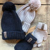 Cappello in pura lana merinos a coste larghe con pom pom Aliap 4954