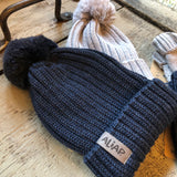 Cappello in pura lana merinos a coste larghe con pom pom Aliap 4954