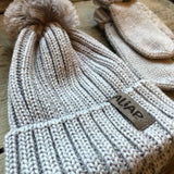 Cappello in pura lana merinos a coste larghe con pom pom Aliap 4954