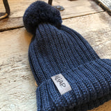 Cappello in pura lana merinos a coste larghe con pom pom Aliap 4954