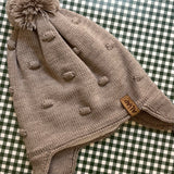 Cappello in pura lana merinos lavorazione nocciole da allacciare sotto il mento con pom pom tortora Aliap 7025