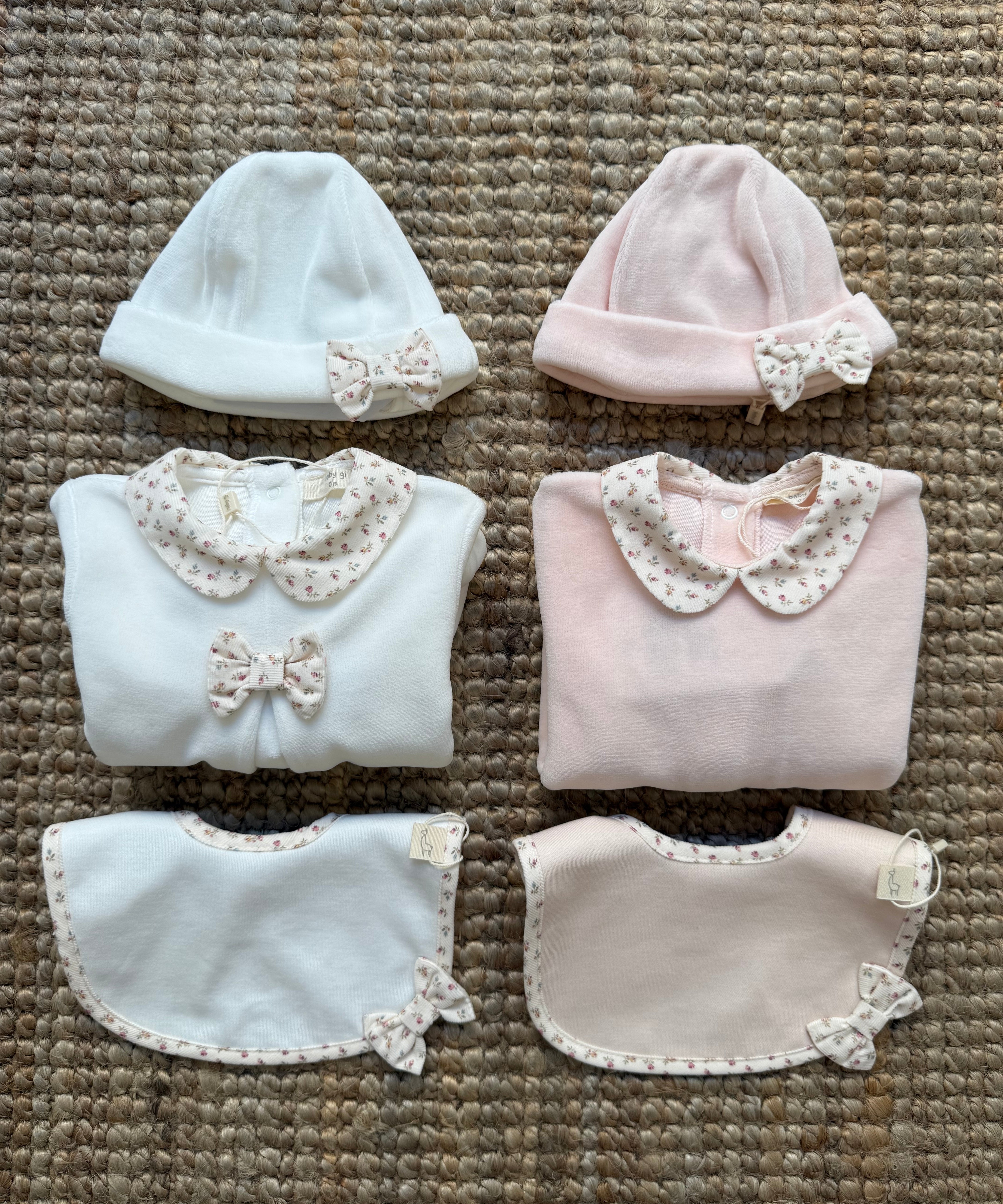 Cappellino ciniglia avorio fiocchetto fiorellini HE252G BabyGi