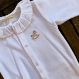 Tutina in ciniglia bianco con profilo e cavallino a dondolo ricamato rosa RH53G