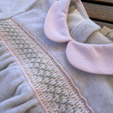 Tutina in ciniglia grigio con ricamo smock e colletto rosa in piquet BG52
