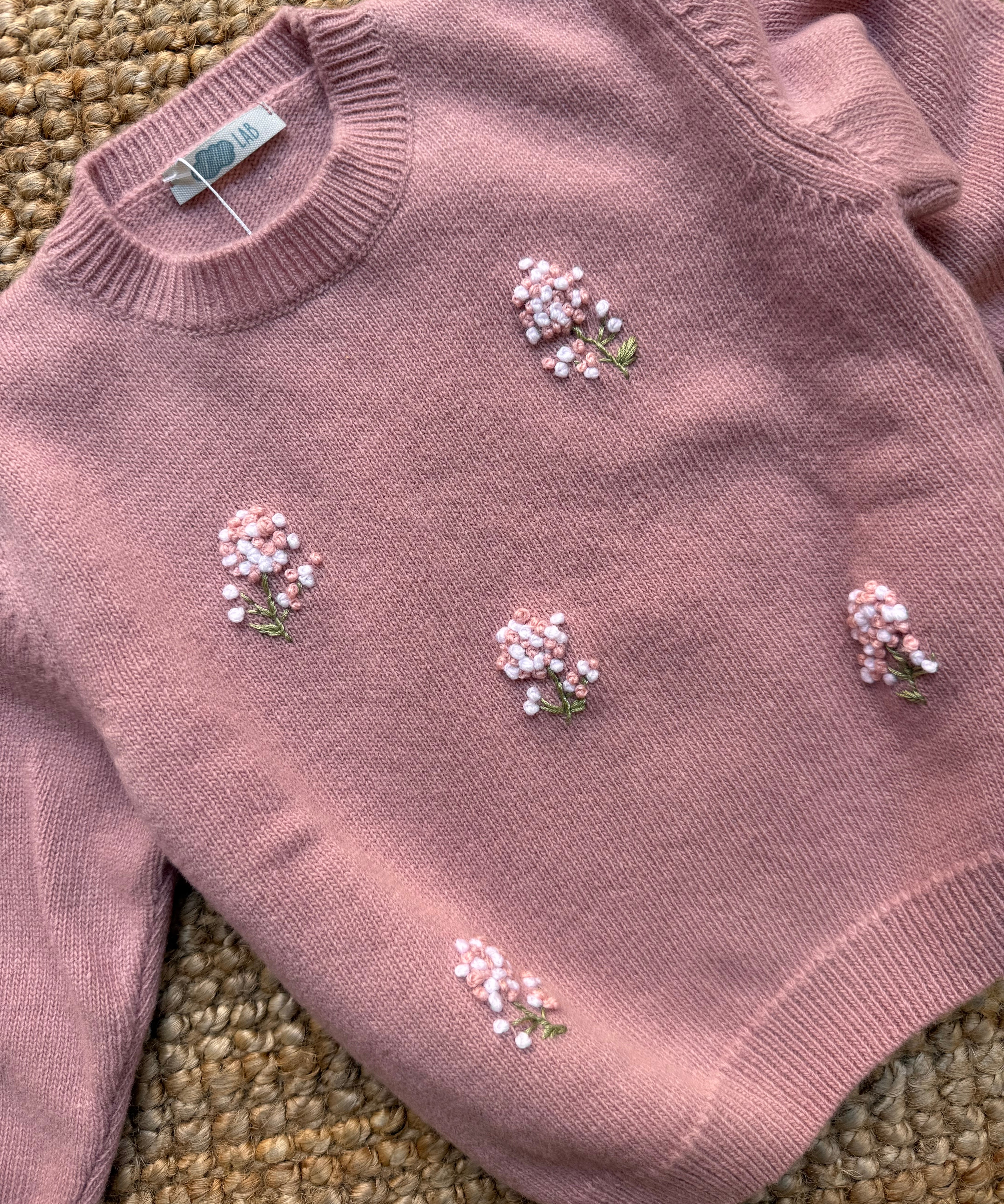 Maglioncino rosa girocollo con fiori ricamati a mano LA NUVOLA LAB