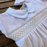 Tutina in ciniglia grigio con ricamo smock e colletto azzurro in piquet BG52