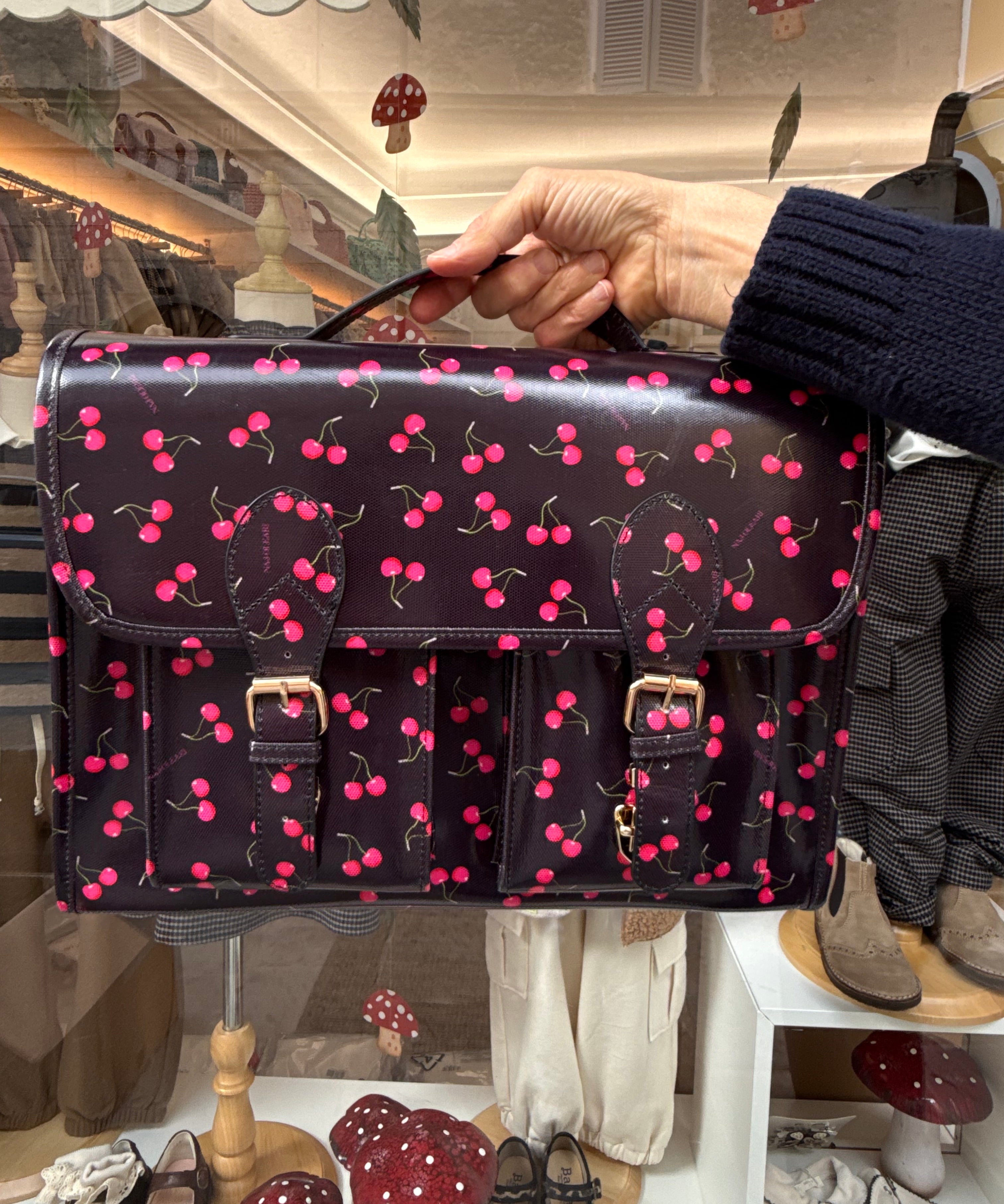 Borsa cartella grande con tracolla nera fantasia ciliegie Naj-Oleari