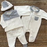 Tutina spezzata in ciniglia latte con dettaglio spigato polvere WY55B