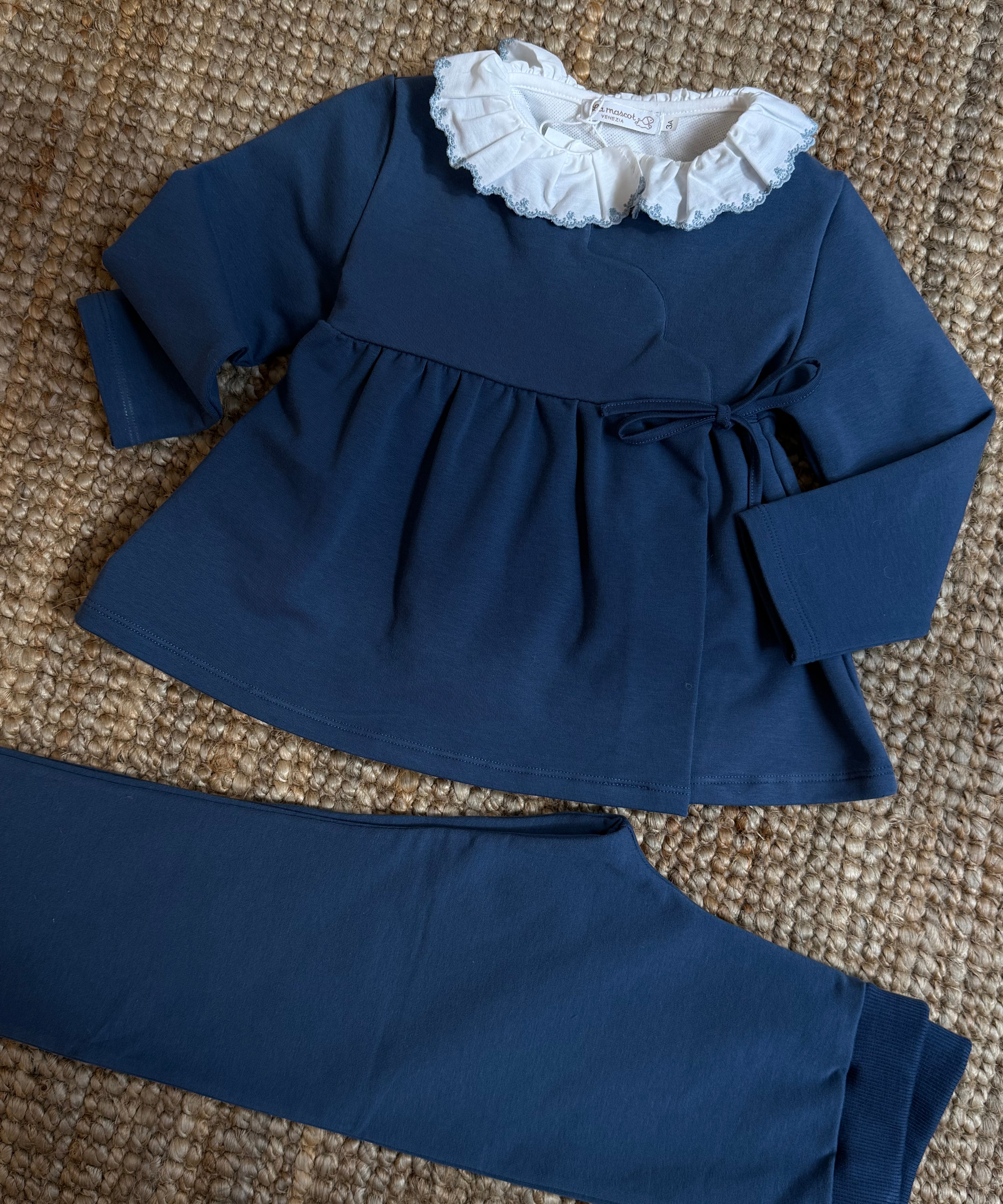 Completo incrociato felpa centinato e pantalone sigaretta blu La Mascot