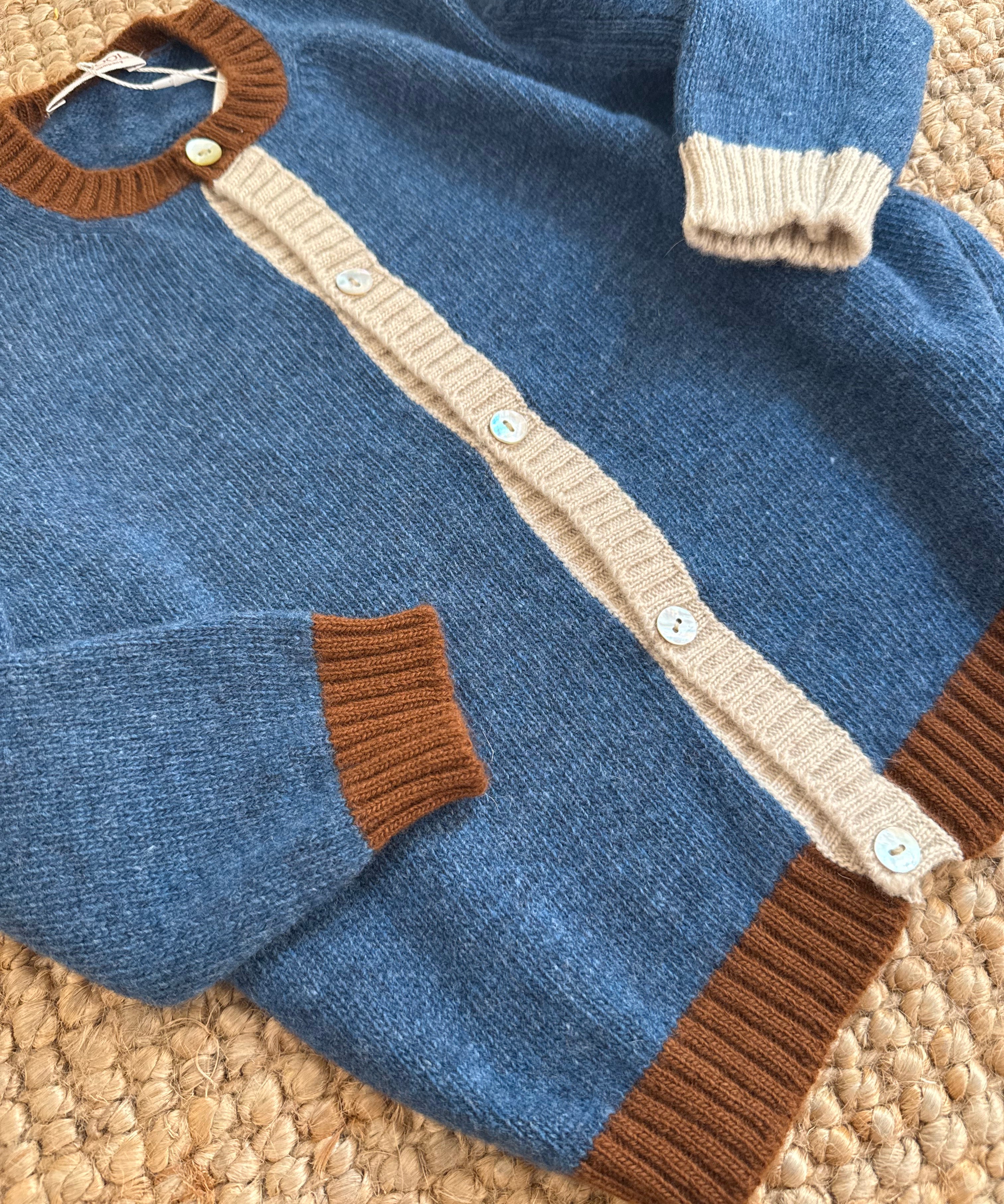 Cardigan in lana merinos avio con dettagli multicolor OLLIWOOL