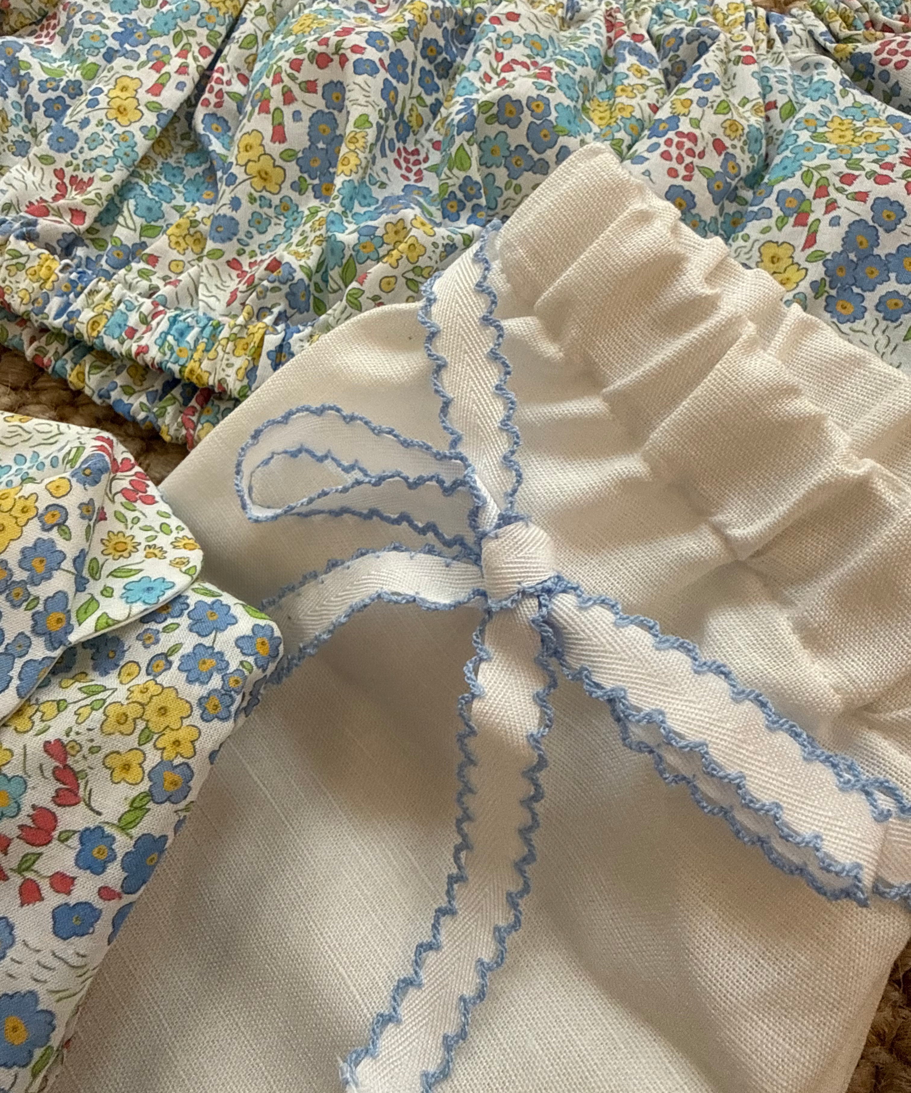 Shorts bianco con orlo profilo azzurro centinato e cinturino con fiocco La Mascot 55/2501377