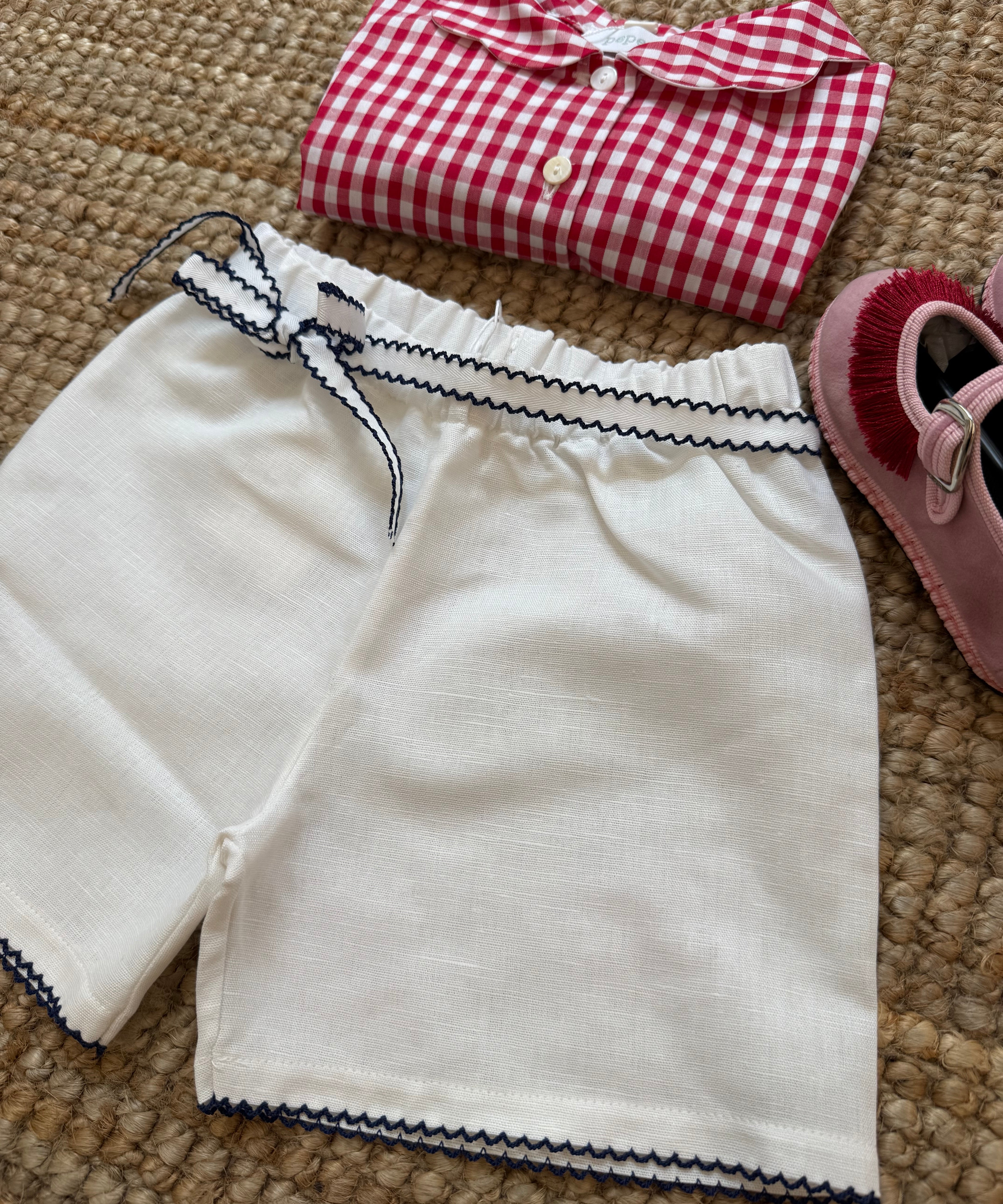 Shorts bianco con orlo profilo blu centinato e cinturino con fiocco La Mascot 55/2501377