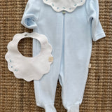Bavaglino con cappe in piquet bianco ricamato BabyGi