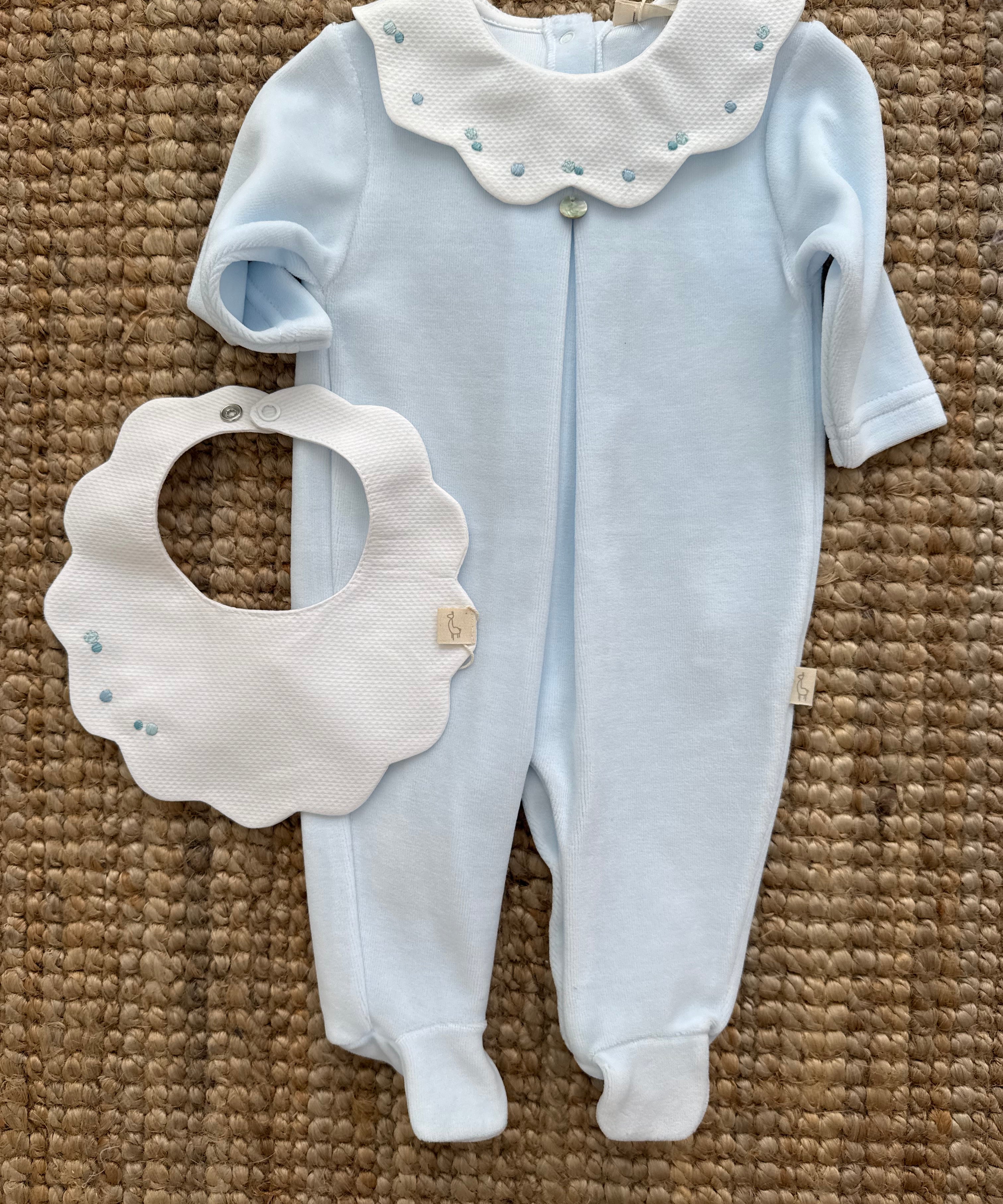 Bavaglino con cappe in piquet bianco ricamato BabyGi