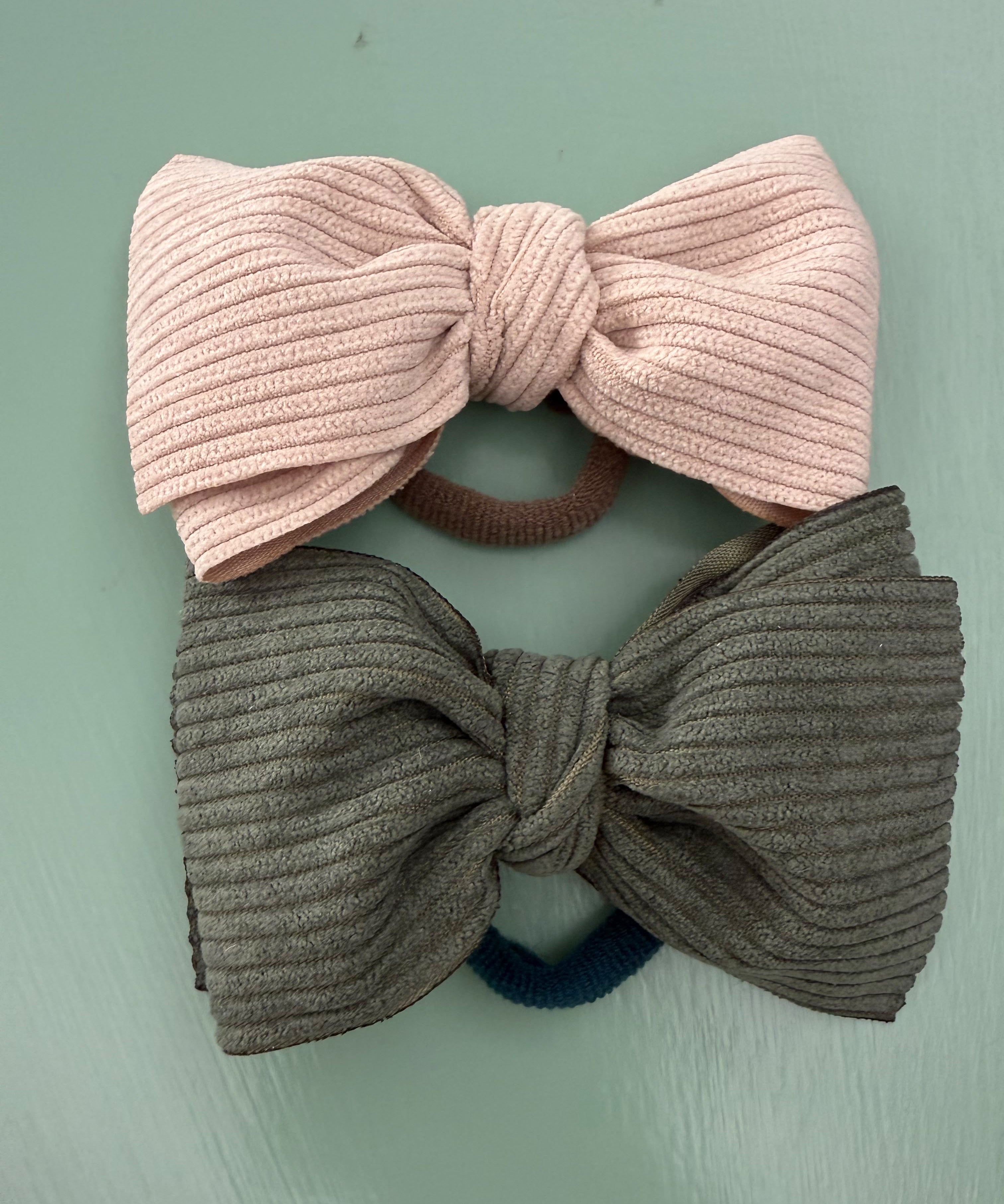 LAB headband covered in velvet with semi-rigid bow in matching tones