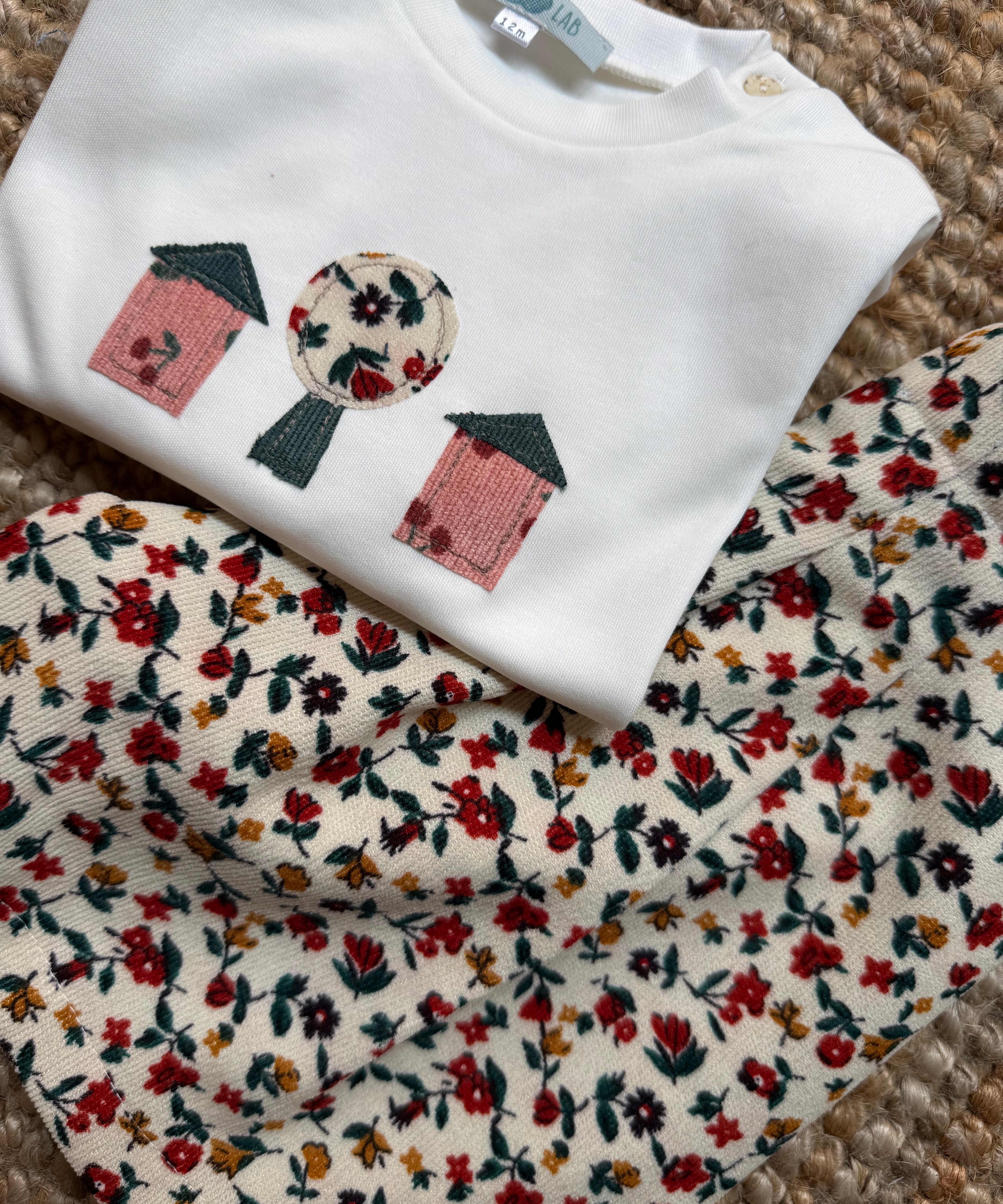 T-shirt LAB con patch casette fantasia