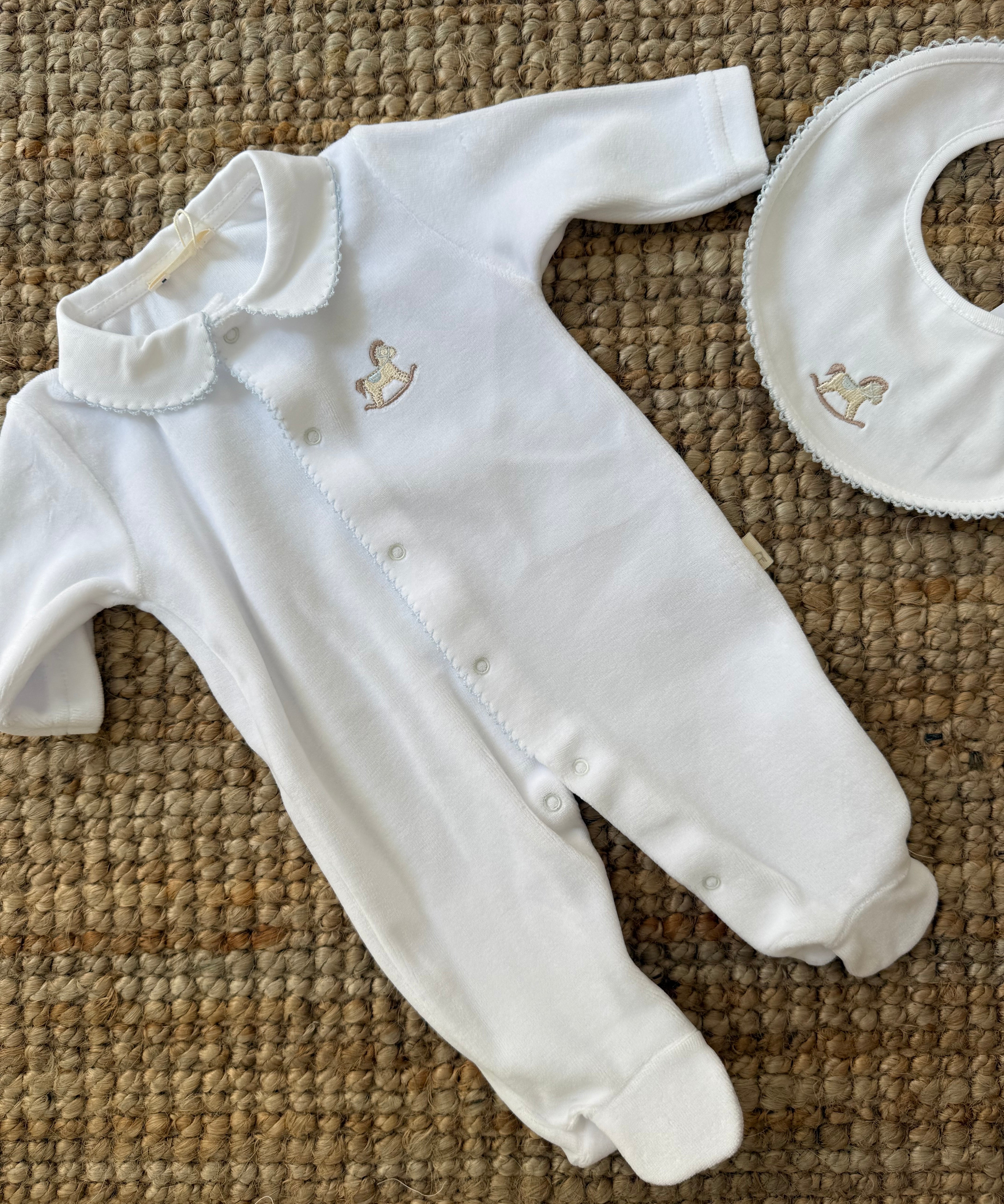 Tutina in ciniglia con cavallino a dondolo azzurro RH53G BabyGi