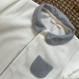 Tutina in ciniglia latte con dettaglio spigato polvere WY53B