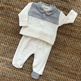 Tutina spezzata in ciniglia latte con dettaglio spigato polvere WY55B
