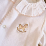 Tutina in ciniglia bianco con profilo e cavallino a dondolo ricamato rosa RH53G