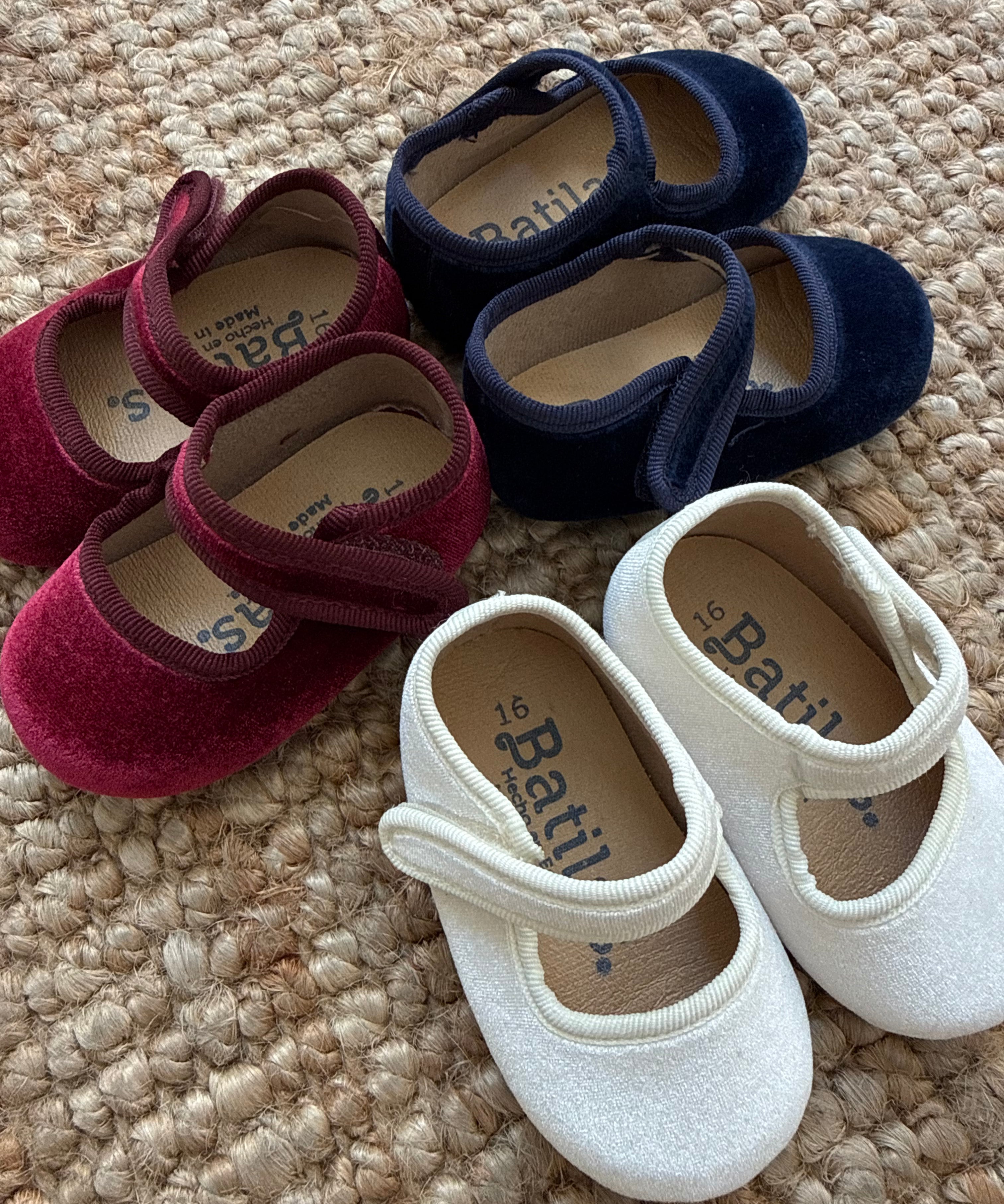 Scarpine da culla in velluto bordeaux con bottone Batilas B1251