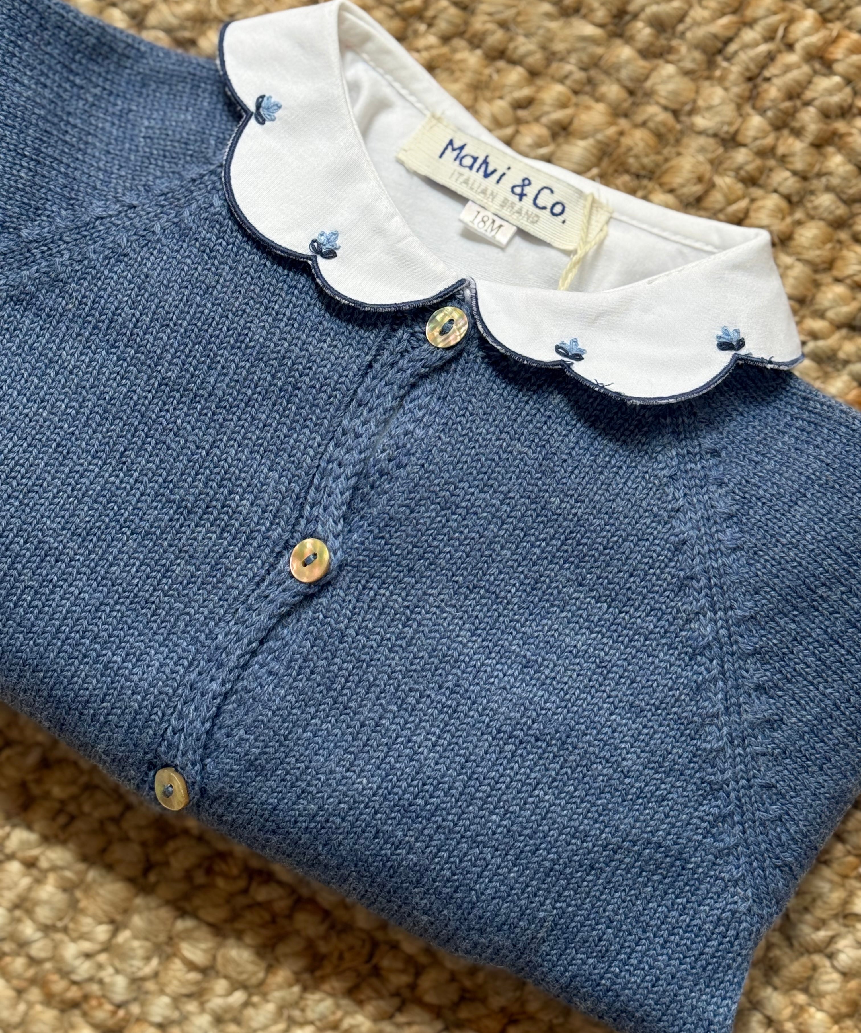 Polo con colletto ricamato a mano profili blu Malvi F26M026CAJJ