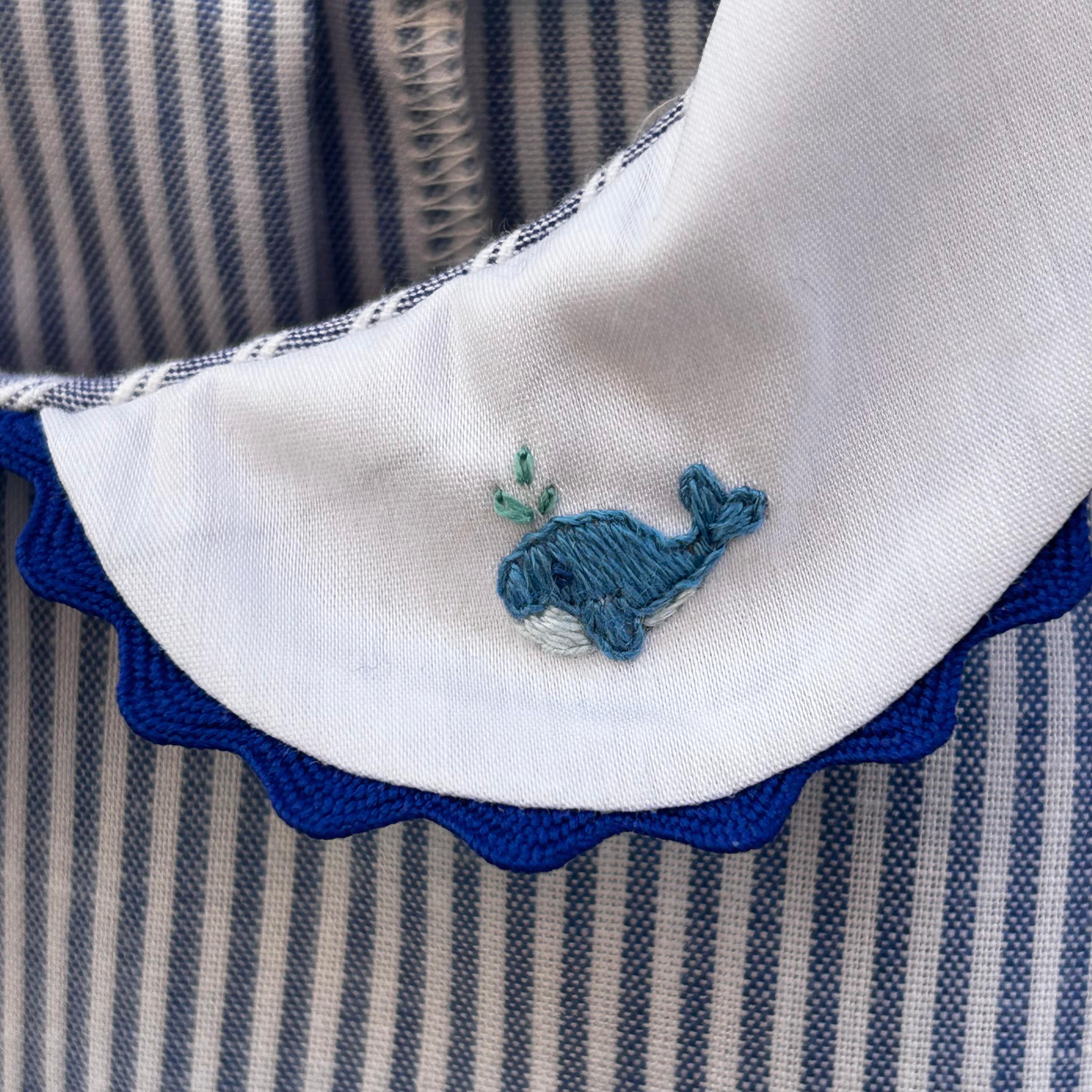 Pagliaccetto LAB righine blu e bianco con colletto rotondo con ricamo balene
