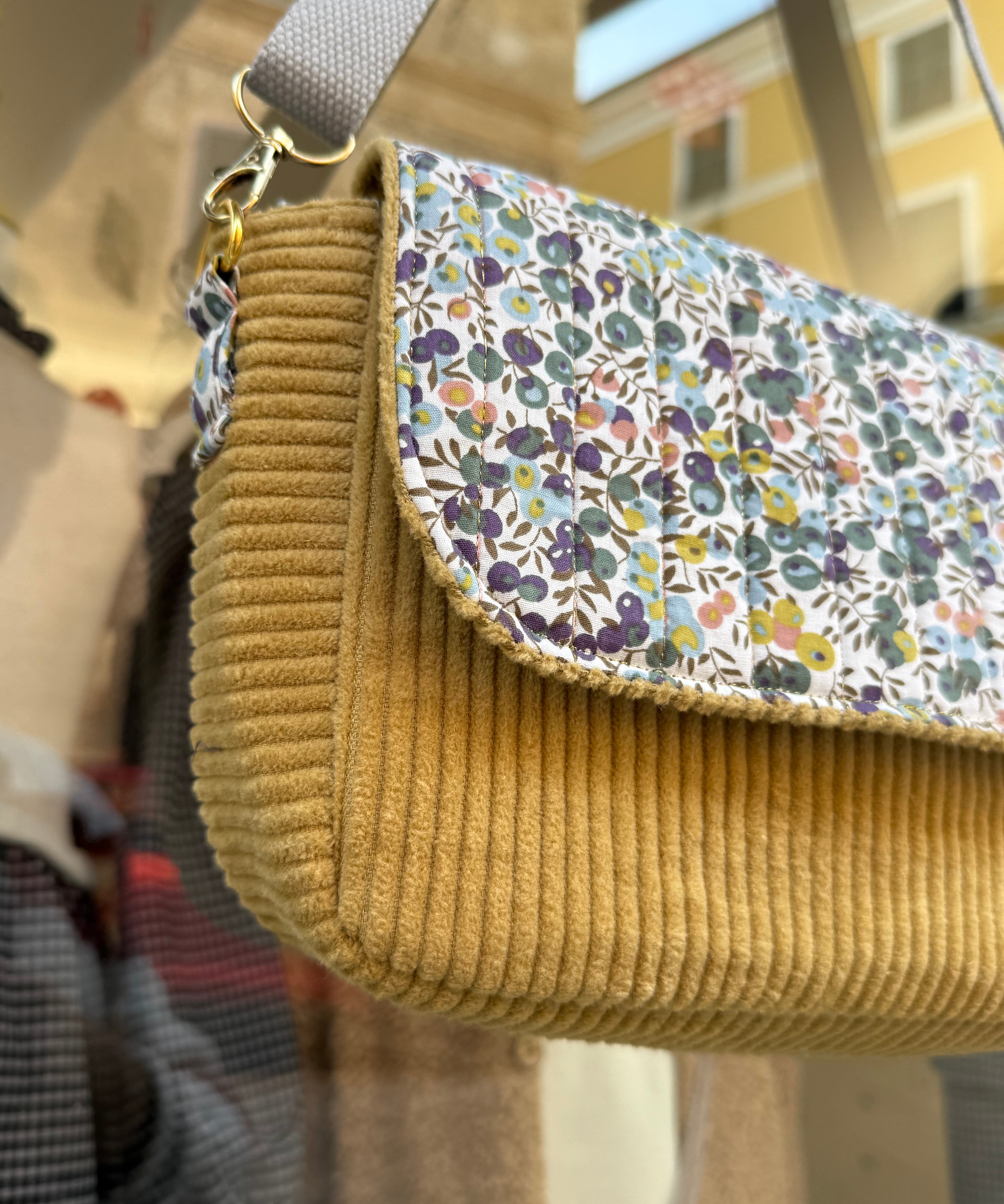 Tracolla patchwork LAB velluto mostarda + bacche e fiorellini