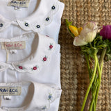 Polo colletto petalo con ricamo fiori celeste Malvi & Co S26M022CAJJ