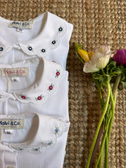 Polo colletto petalo con ricamo fiori blu Malvi & Co S26M022CAJJ