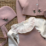 Completo spezzato newborn rosa salopette e scaldacuore ricamato a mano fiori Mi Lucero x LA NUVOLA LAB 26265 26262