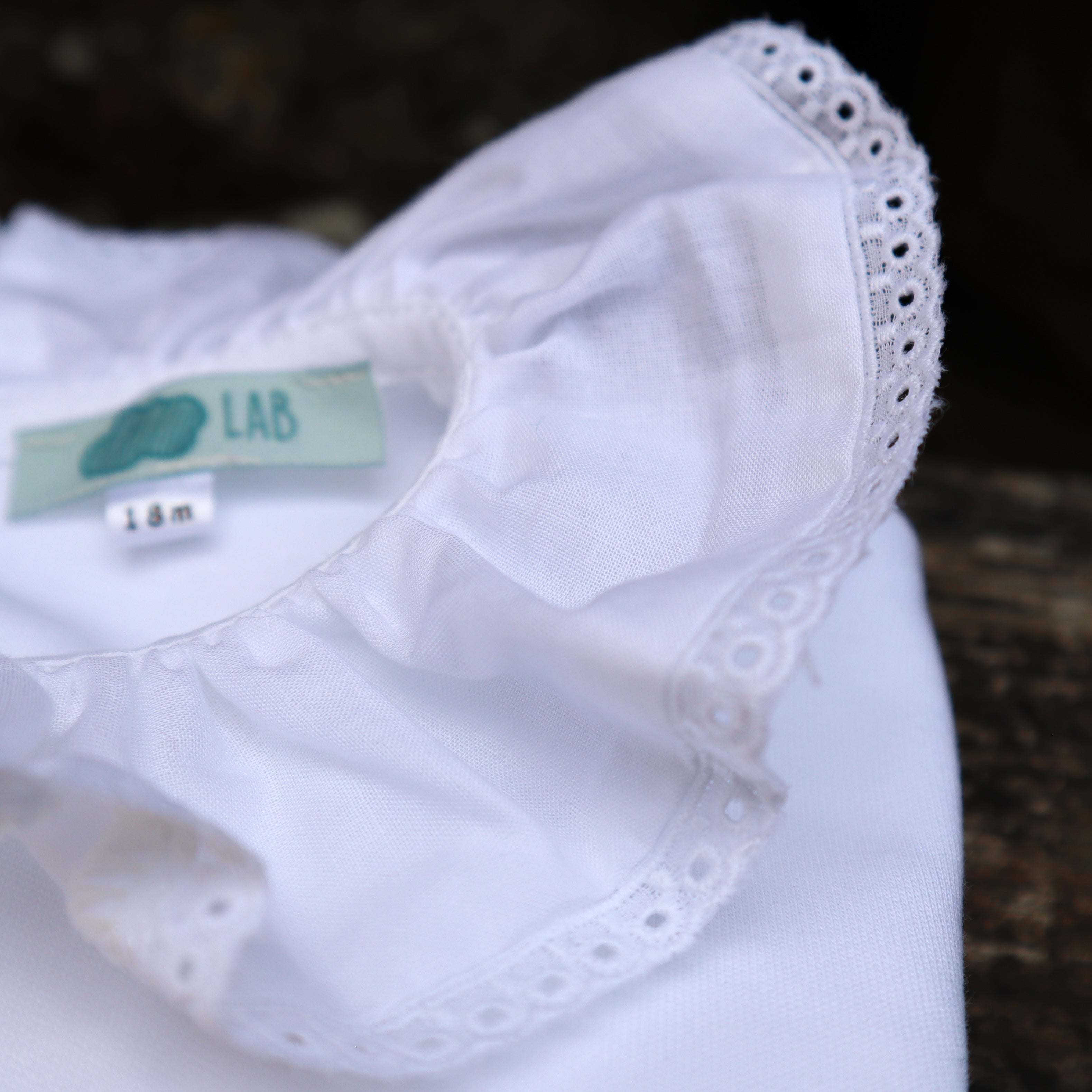 Polo LAB bianco con colletto frill profilato in sangallo