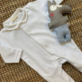 Tutina in ciniglia bianco con colletto rotondo ricamato a mano BG530