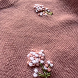 Maglioncino rosa girocollo con fiori ricamati a mano LA NUVOLA LAB