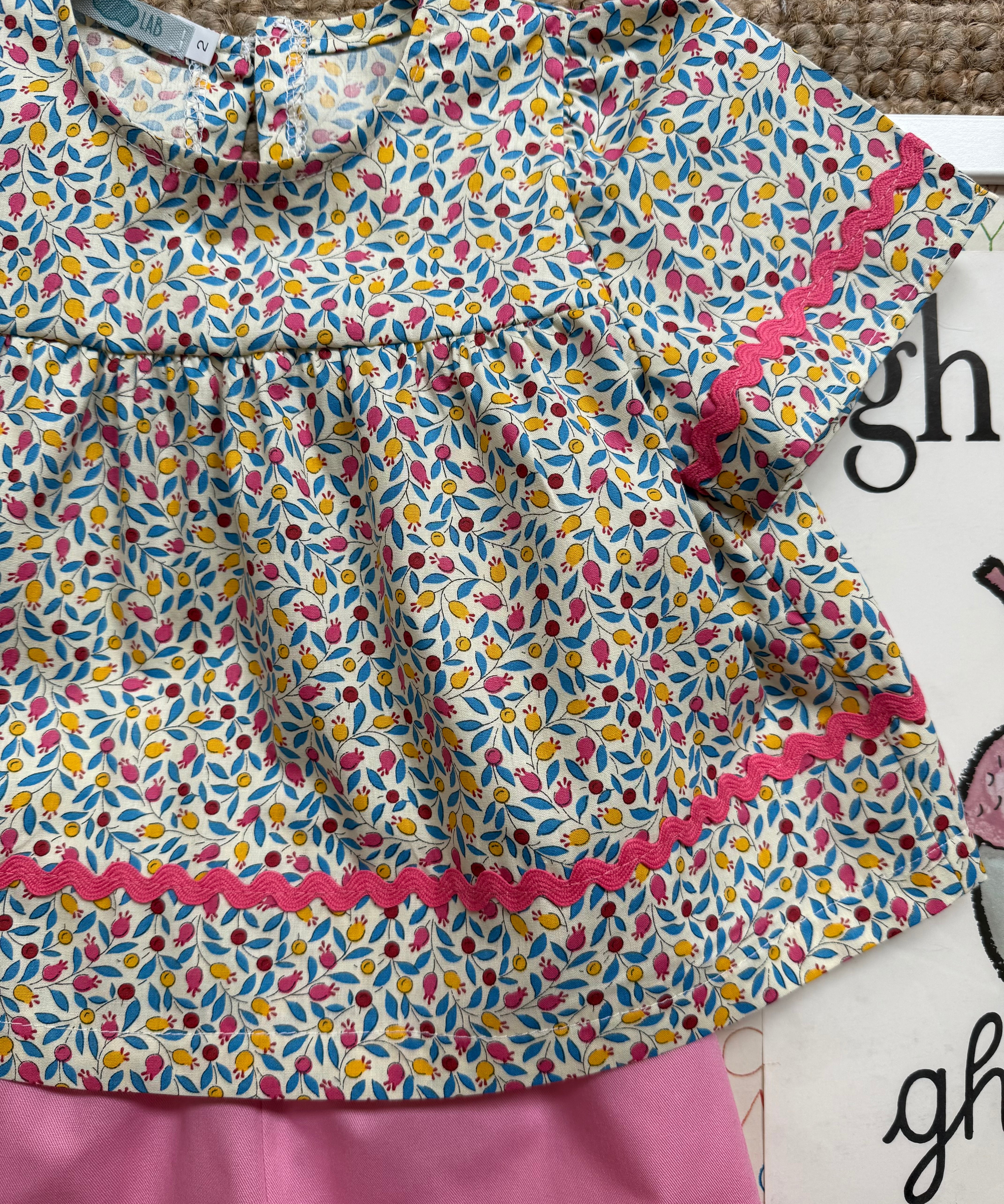 Camicetta Deva LAB fantasia fiorellini multicolor con serpentina fucsia