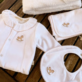 Tutina in ciniglia bianco con profilo e cavallino a dondolo ricamato rosa RH53G