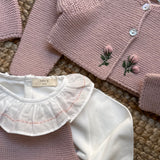 Completo spezzato newborn rosa salopette e scaldacuore ricamato a mano fiori Mi Lucero x LA NUVOLA LAB 26265 26262