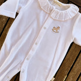 Tutina in ciniglia bianco con profilo e cavallino a dondolo ricamato rosa RH53G