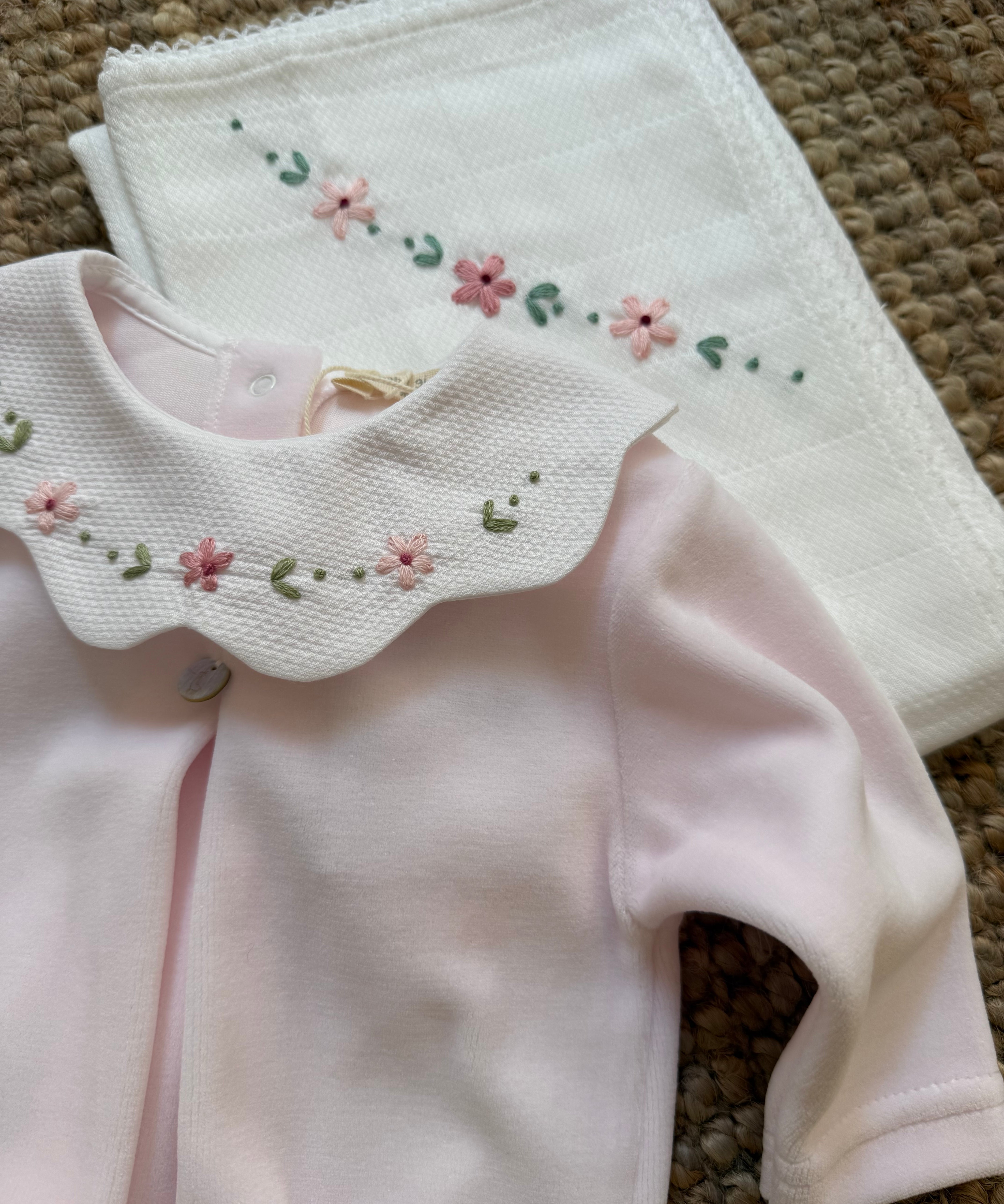 Copertina mussola newborn ricamo fiori fatto a mano