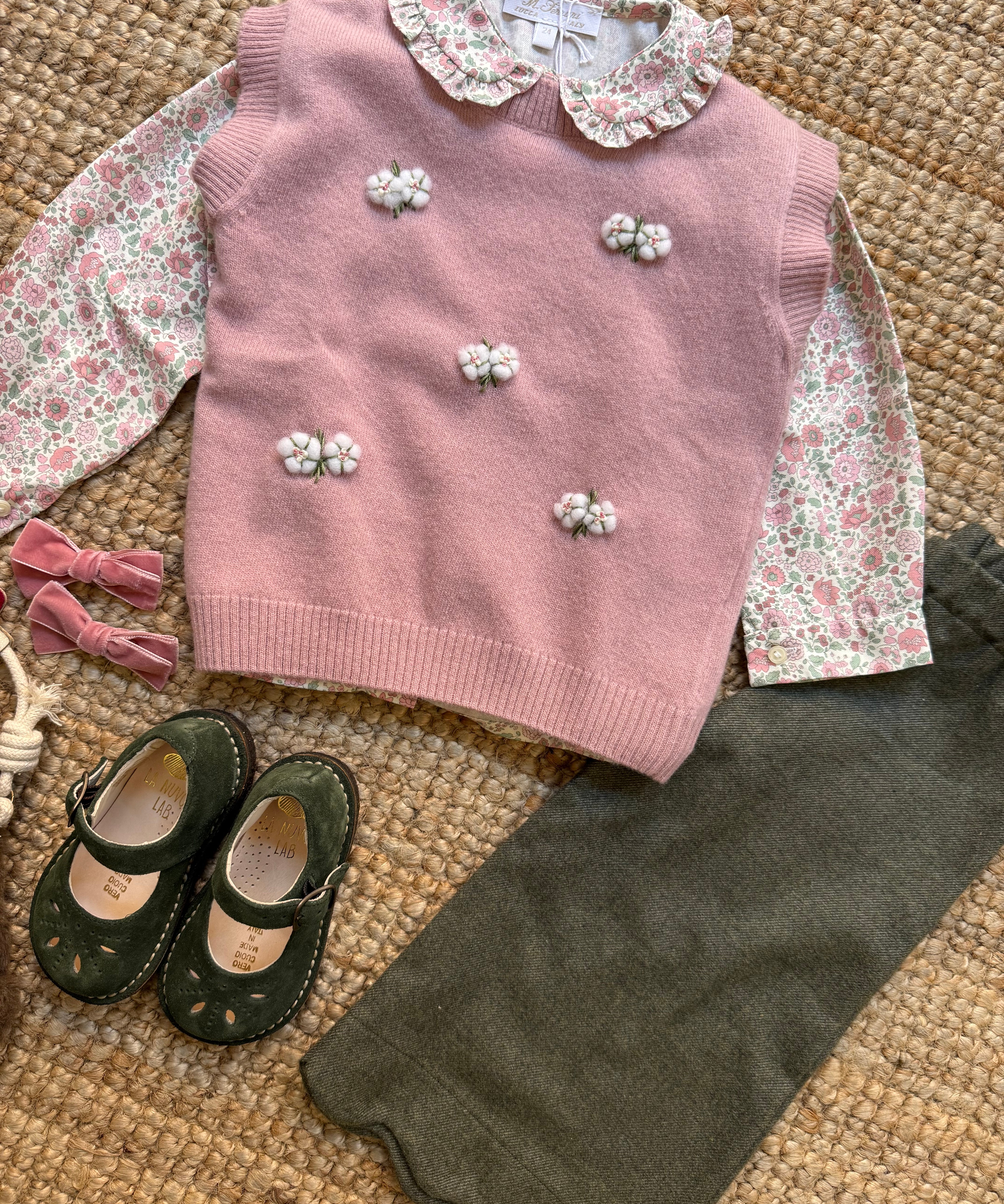 Gilet rosa girocollo con fiori ricamati a mano LA NUVOLA LAB