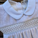 Tutina in ciniglia grigio con ricamo smock e colletto azzurro in piquet BG52