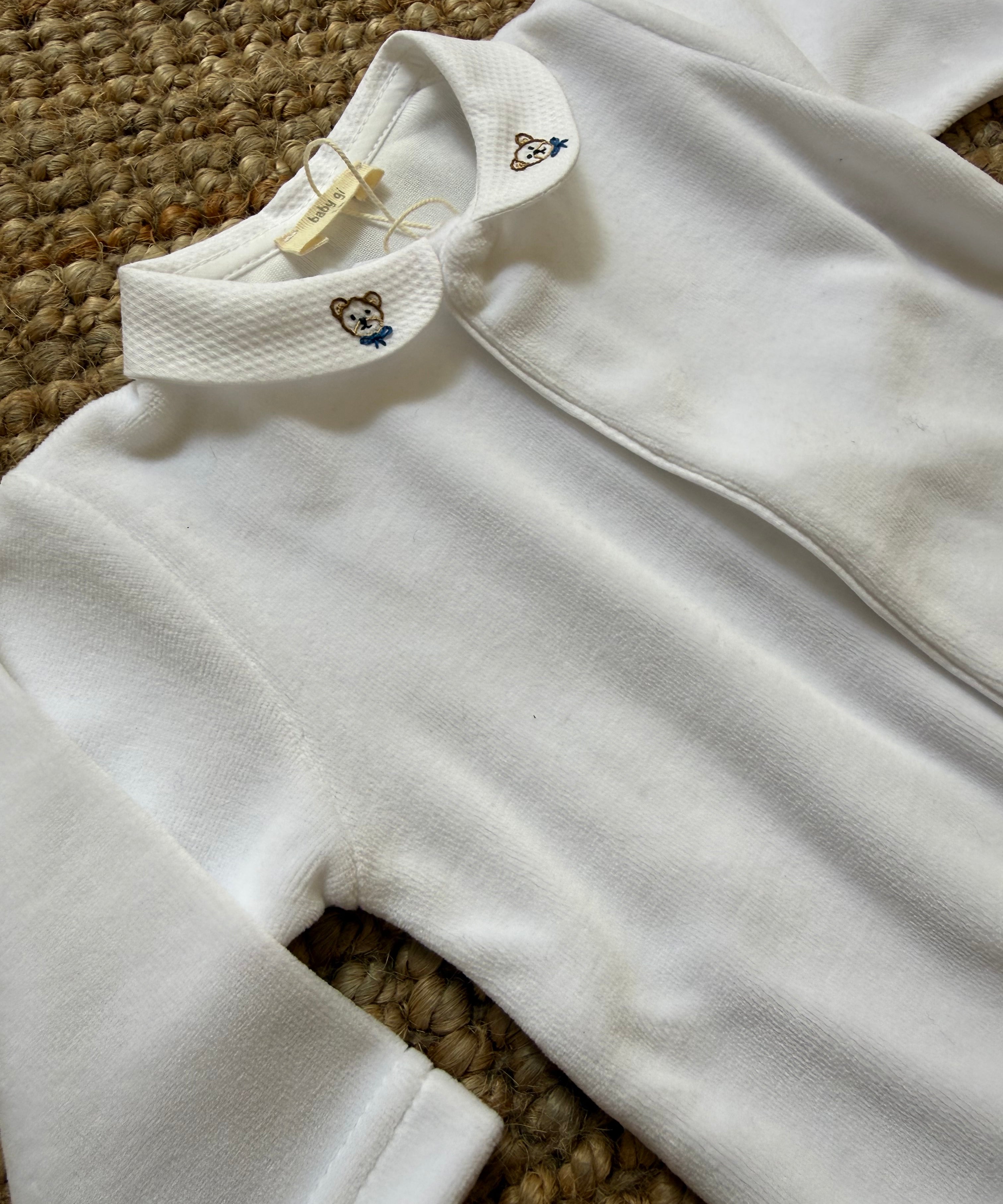 Tutina in ciniglia bianco con colletto rotondo orsetto ricamato a mano BG530