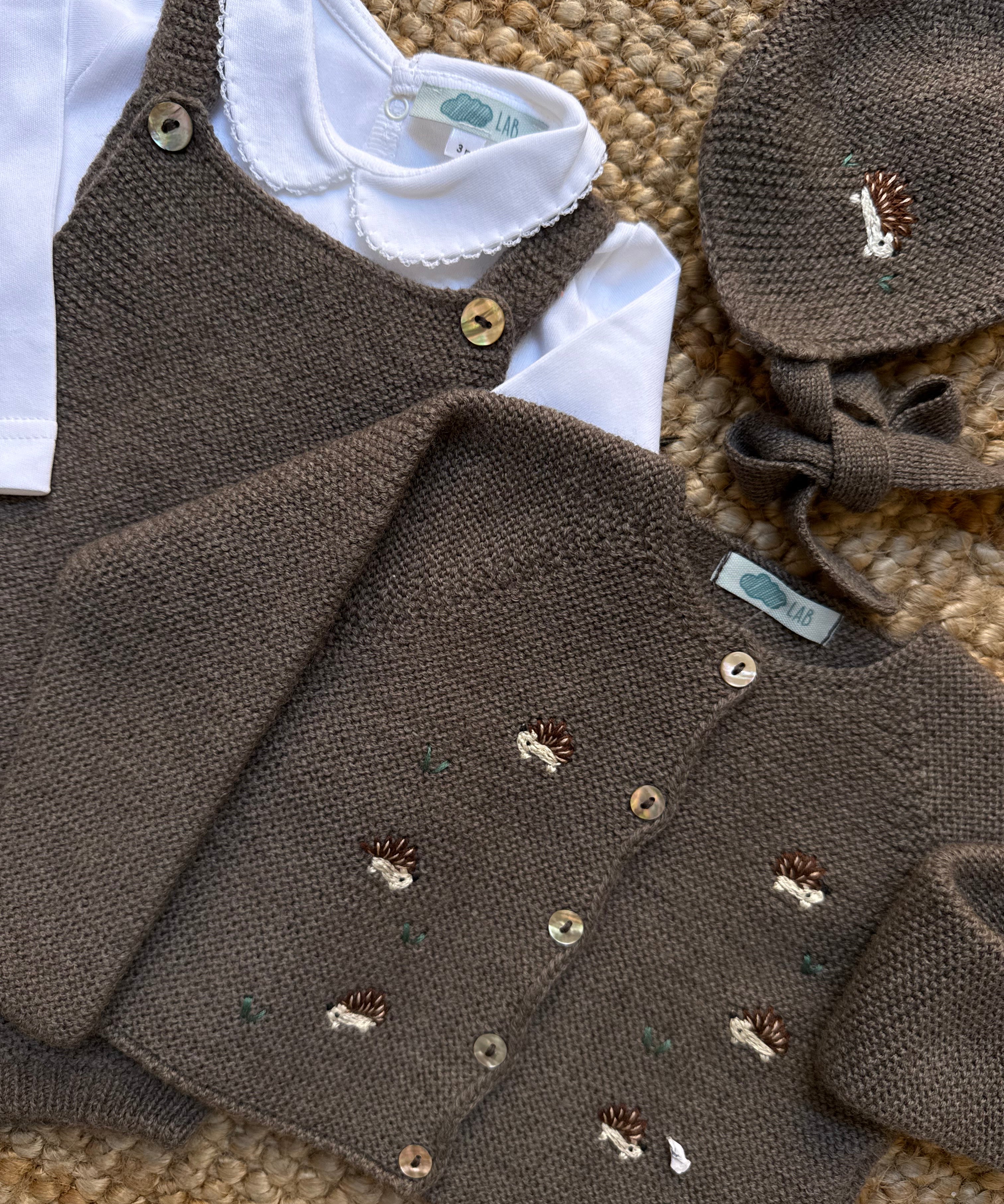 Completo spezzato newborn caffè salopette e cardigan ricamato a mano ricci Mi Lucero x LA NUVOLA LAB 26265 25263
