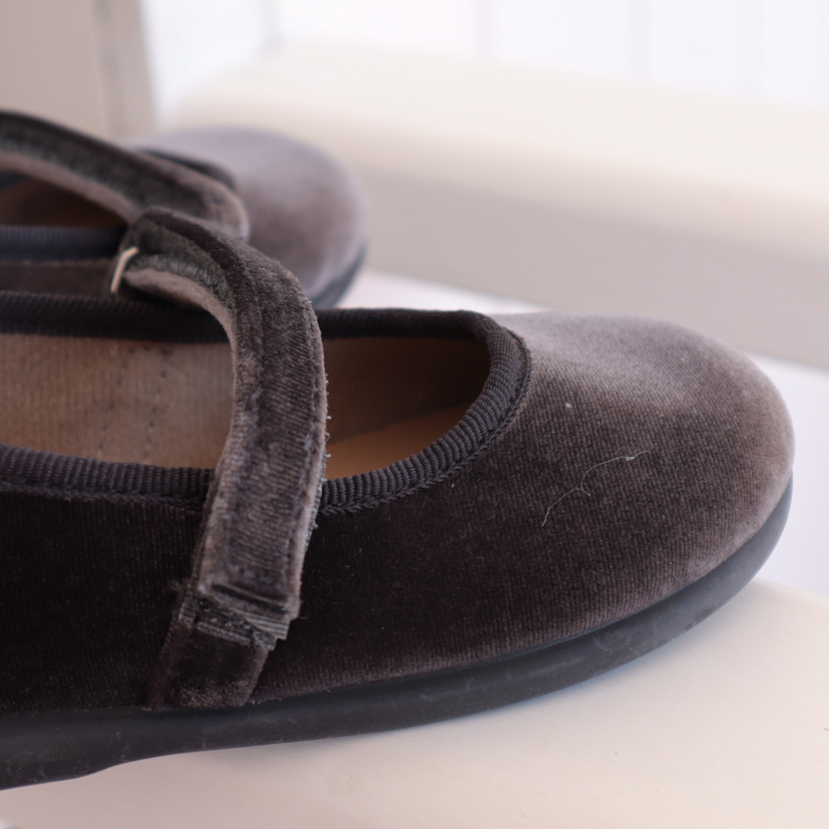 Ballerine in velluto grigio con strap Batilas 11351
