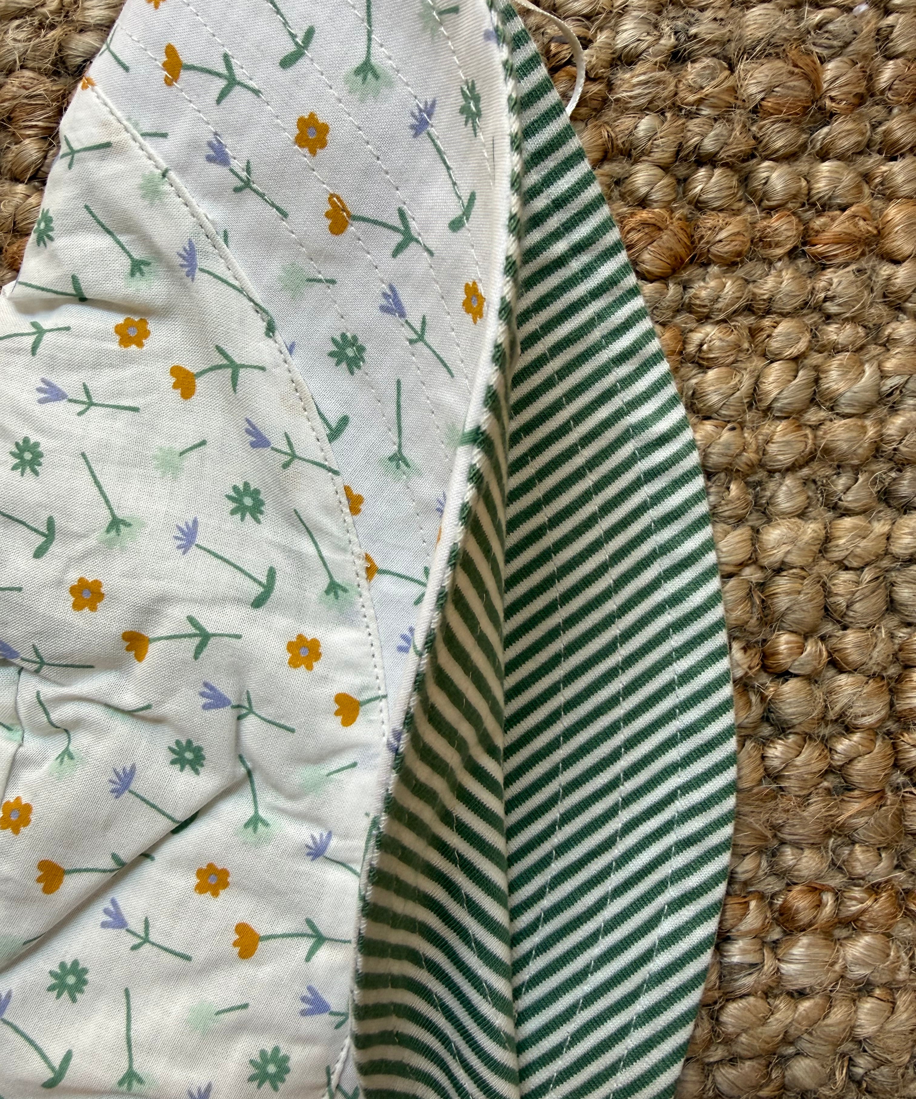 Cappello da spiaggia reversibile fiorellini + righine verde e bianco Pigeon 26REVSA